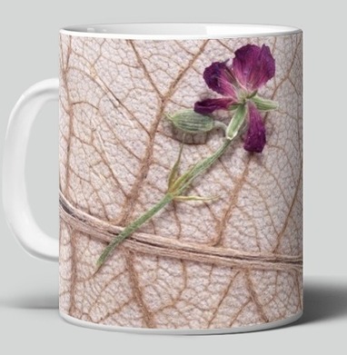 Dry Leaf with Purple Flower – Засушенный лист с цветком на фоне, Кружка c принтом керамическая