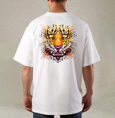 Пиксельный тигр с яростным взглядом ломает цифровую реальность встреча с боссом, Футболка / Мужская / Оверсайз / С принтом на спине