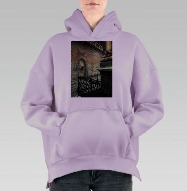 Мрачная улочка старого города с атмосферой тайны, Hoodie Oversize Fiolet, утепленная