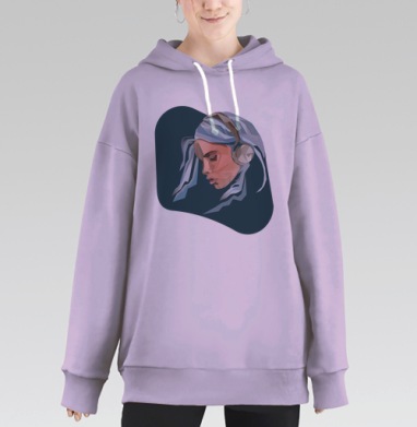 Девушка слушает музыку в наушниках на темном фоне, Hoodie Long Oversize Fiolet