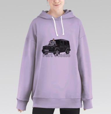 Мужчина на черном автомобиле в элегантной позе Fort Studio, Hoodie Long Oversize Fiolet
