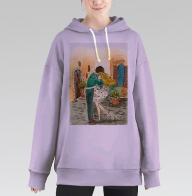 Влюбленная пара объятия на старинных улицах Европы встреча двоих, Hoodie Long Oversize Fiolet