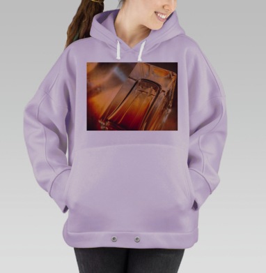 Прозрачный стеклянный сосуд с игрой света и теплоты сцены, Hoodie Oversize Fiolet